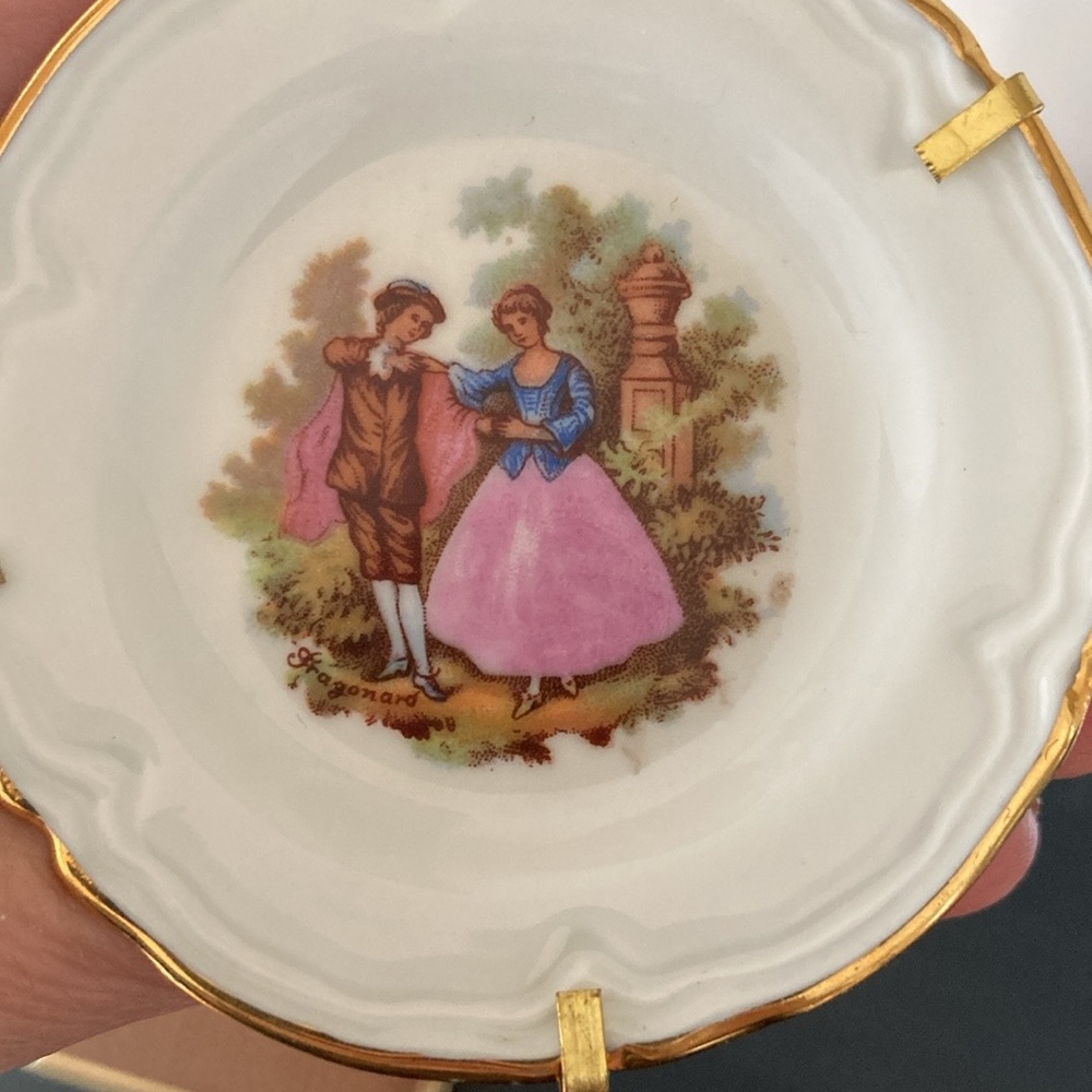 Classic Live Story Miniature on Stand - Picture 3 of 8